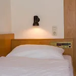 호텔 Weinhaus Weis 라이웬