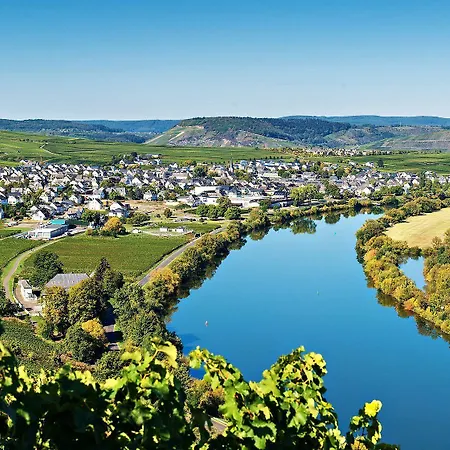 Hotel Weinhaus Weis 3*