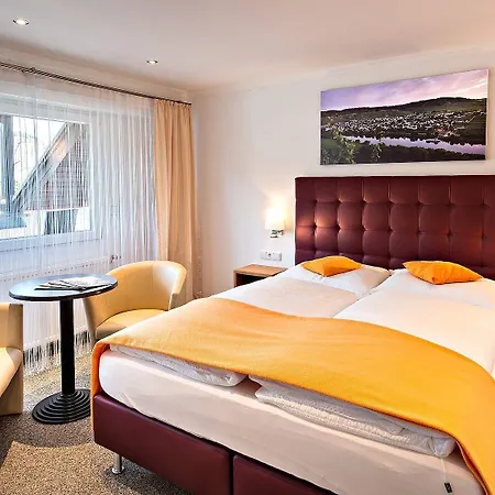 Hotel Weinhaus Weis 3*