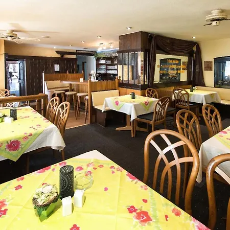 Weinhaus Weis Hotel Leiwen